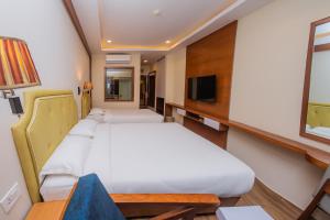 Televisi dan/atau pusat hiburan di Hotel Fewa Trip