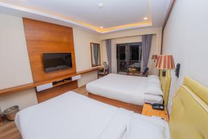 Tempat tidur dalam kamar di Hotel Fewa Trip
