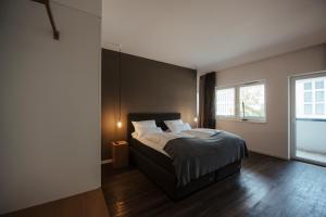 um quarto com uma cama grande e uma janela em Hotel Lindenhof em Erkelenz