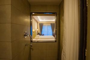 Kamar mandi di Hotel Fewa Trip