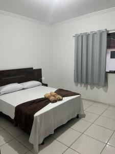 Un pat sau paturi într-o cameră la Residencial Sol e Mar +25 fotografii