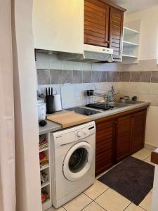 Photo de la galerie de l'établissement Appartement 'Kribi' proche plage de Boucan Canot, à Saint-Gilles les Bains