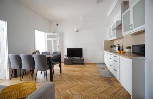 een keuken en eetkamer met een tafel en stoelen bij Warsaw Premium Apartments Standard Old Town in Warschau