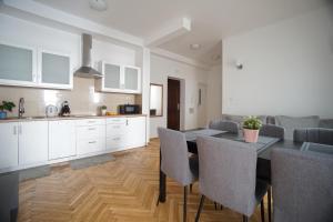 een keuken en eetkamer met een tafel en stoelen bij Warsaw Premium Apartments Standard Old Town in Warschau