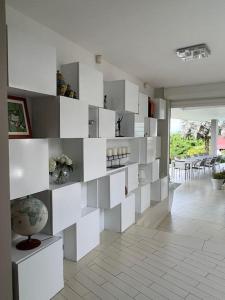 un salon avec un mur de boîtes blanches dans l'établissement Villa Bahia, luxueuse maison d'architecte., à Petit-Bourg