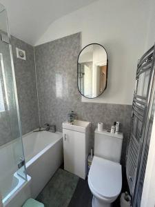 Entire 3 Bed House in Ipswich tesisinde bir banyo