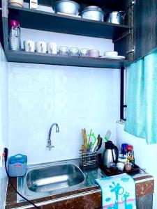 una cucina con lavandino e piano di lavoro di Pilipili Kijani Luxury homes a Mombasa