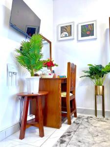 una scrivania con specchio e una pianta in vaso di Pilipili Kijani Luxury homes a Mombasa