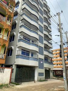 un edificio de apartamentos alto con balcones azules y blancos en Pilipili Kijani Luxury homes en Mombasa