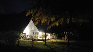 uma casa com uma luz de lado à noite em TIVA PERL LODGE TAHAA em Tiva