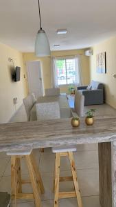 cocina y sala de estar con una gran mesa de madera. en La vecindad San Rafael en San Rafael