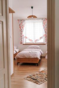 1 dormitorio con cama y ventana en U Progu Lasu en Orzeszkowo