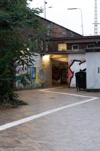 un estacionamiento con graffiti al lado de un edificio en Downtown Apartments en Bremen