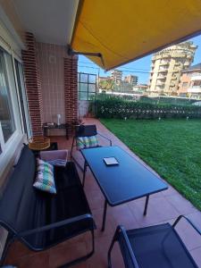 patio con mesa y sillas en el balcón en Apartamento Albejo en Laredo