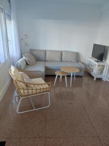 uma sala de estar com um sofá e uma mesa em Apartamento Albejo em Laredo