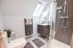 a bathroom with a shower and a toilet and a sink at Nr Bicester Village 5 Star Luxury on farm in Piddington