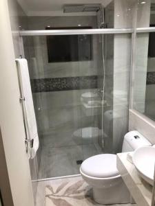 La salle de bains est pourvue d'une douche, de toilettes et d'un lavabo. dans l'établissement Beverly Hills House, à Curitiba