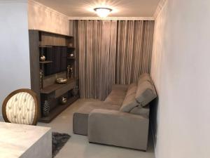 - un salon avec un canapé et une table dans l'établissement Beverly Hills House, à Curitiba