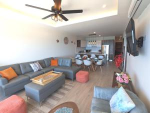 sala de estar de planta abierta con sofá y mesa en Oceandreams 3br 2ba - New Condo - Fantastic Views en Isla Mujeres