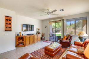 un salon avec un canapé et une télévision dans l'établissement 6 Mi to Pinnacle Peak Park Home with BBQ and Yard, à Scottsdale