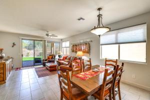 une salle à manger et un salon avec une table et des chaises dans l'établissement 6 Mi to Pinnacle Peak Park Home with BBQ and Yard, à Scottsdale