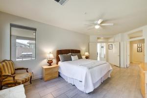 une chambre avec un lit, une chaise et une fenêtre dans l'établissement 6 Mi to Pinnacle Peak Park Home with BBQ and Yard, à Scottsdale