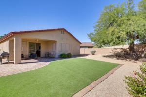 une maison avec une pelouse verte devant dans l'établissement 6 Mi to Pinnacle Peak Park Home with BBQ and Yard, à Scottsdale
