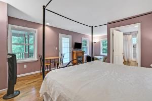 een slaapkamer met een groot bed en een bureau bij Moondance Ridge Suites in New Paltz