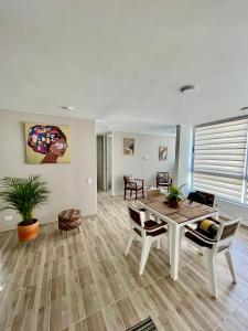 sala de estar con mesa de comedor y sillas en Hermoso apartamento para estrenar, en Barranquilla