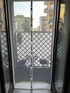 eine Glasschiebetür mit Blick auf einen Balkon in der Unterkunft Civico 56 in Verona