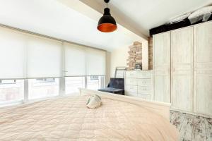um quarto grande com uma cama grande e um candeeiro em Prime location with terrace em Istambul