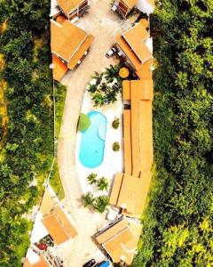 - une vue sur la cour et la piscine dans l'établissement Chalé em Barreirinhas - MA, à Barreirinhas