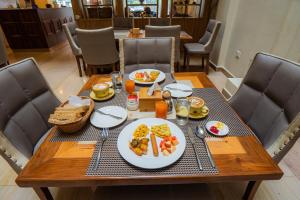 Makanan di atau di tempat lain dekat hotel
