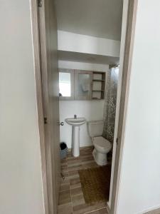 La salle de bains est pourvue de toilettes et d'un lavabo. dans l'établissement Hermoso apartamento para estrenar, à Barranquilla
