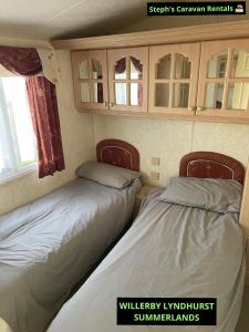 two beds in a small room in a trailer at WILLERBY LYNDHURST in Lincolnshire