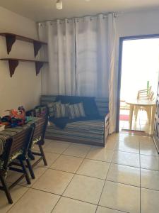 - un salon avec un canapé et une table dans l'établissement Casa de Praia PÉ NA AREIA em Rio das Ostras RJ, à Rio das Ostras