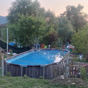 una gran piscina en un patio con árboles en Raggio Campacci di Sacchetti Vanessa, 