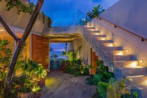 una escalera en una casa con plantas en W Punta de Mita, en Punta Mita