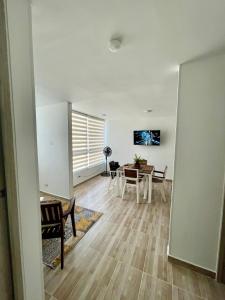 - un salon avec une table et une salle à manger dans l'établissement Hermoso apartamento para estrenar, à Barranquilla