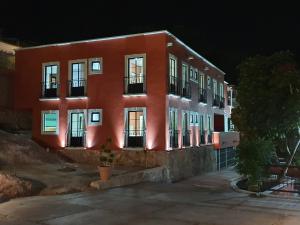 un edificio rojo con luces en el costado en Quinta Mercedes, en Guanajuato