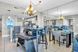 - une salle à manger et une cuisine avec une table et des chaises dans l'établissement Sterling Shores 517, à Destin