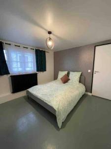 ein Schlafzimmer mit einem Bett und einem Fenster in der Unterkunft Entire residence Stade de France in Aubervilliers + 28 Fotos