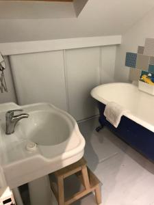 bagno con lavandino e vasca di Maison proche stade de France et village olympique a Enghien-les-Bains