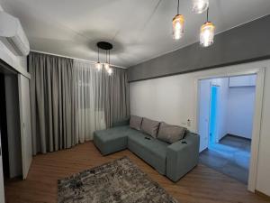 - un salon avec un canapé et une table dans l'établissement Neversea Suite, à Constanţa