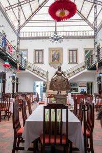 a dining room with a table and chairs at HOTEL MARGARITA in Puebla