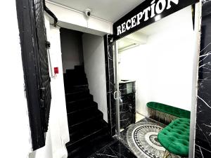 Zimmer mit einer Treppe und einer grünen Bank in der Unterkunft Menesa Hotel in Istanbul