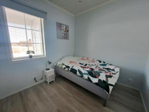 a bedroom with a bed and a window at LENA - Brand new apartment - Modern & Cozy in Närpes - Built in 2023 in Närpiö