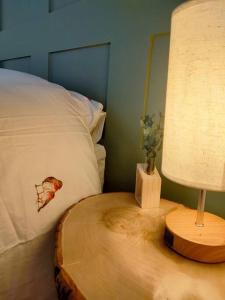 Postel nebo postele na pokoji v ubytování Cosy Guest Room