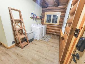 Un baño con escalera y lavadora y secadora. en Wilderness Vista Retreat, en Reed City 23 fotos más