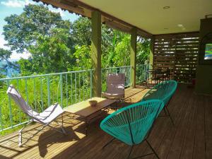 2 sillas y una mesa en una terraza en Bungalow DOUROU en Deshaies